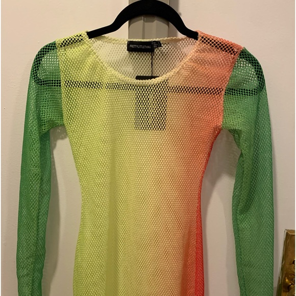 PrettyLittleThing Green Ombre Micro Fishnet Long Sleeve Maxi Beach Dress - Picture 3 of 4